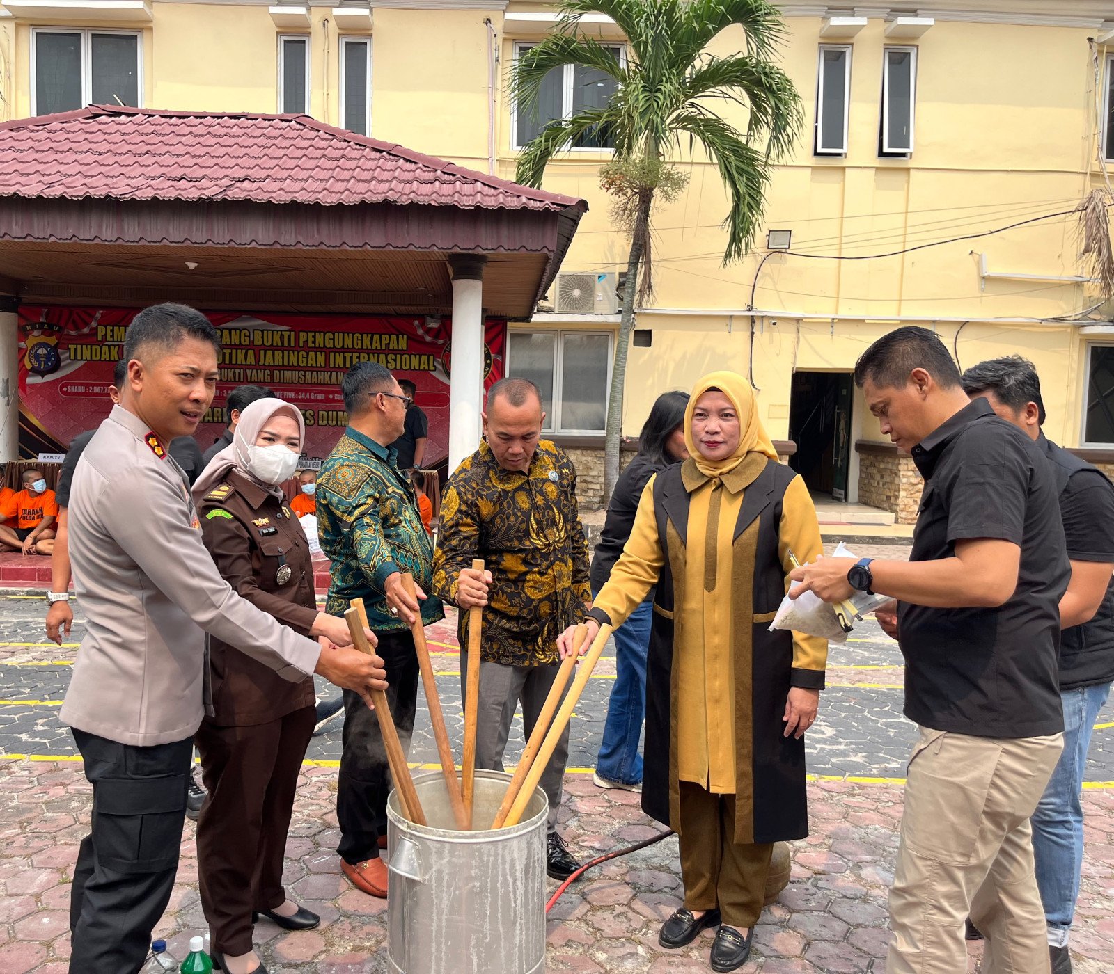Polres Dumai Musnahkan 2,5 Kg Sabu dan Ribuan Pil Ekstasi Hasil 8 Perkara
